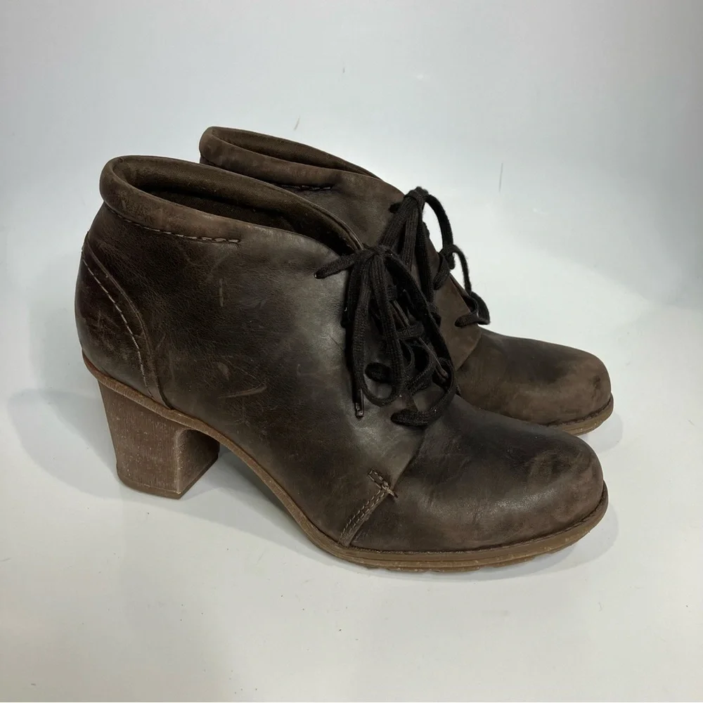 Clarks heeled booties brown leather lace up booties size 8.5‎